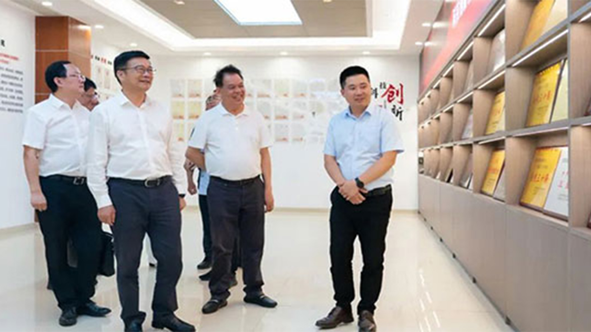 溫州灣新區(qū)黨工委書記、管委會(huì)主任周一富走訪浙江石化閥門有限公司